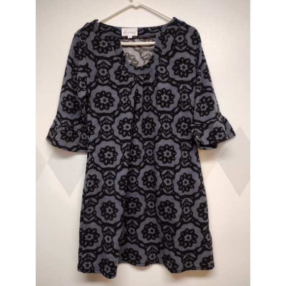 She Wished geometric design dress with bell sleeves - Picture 1 of 9